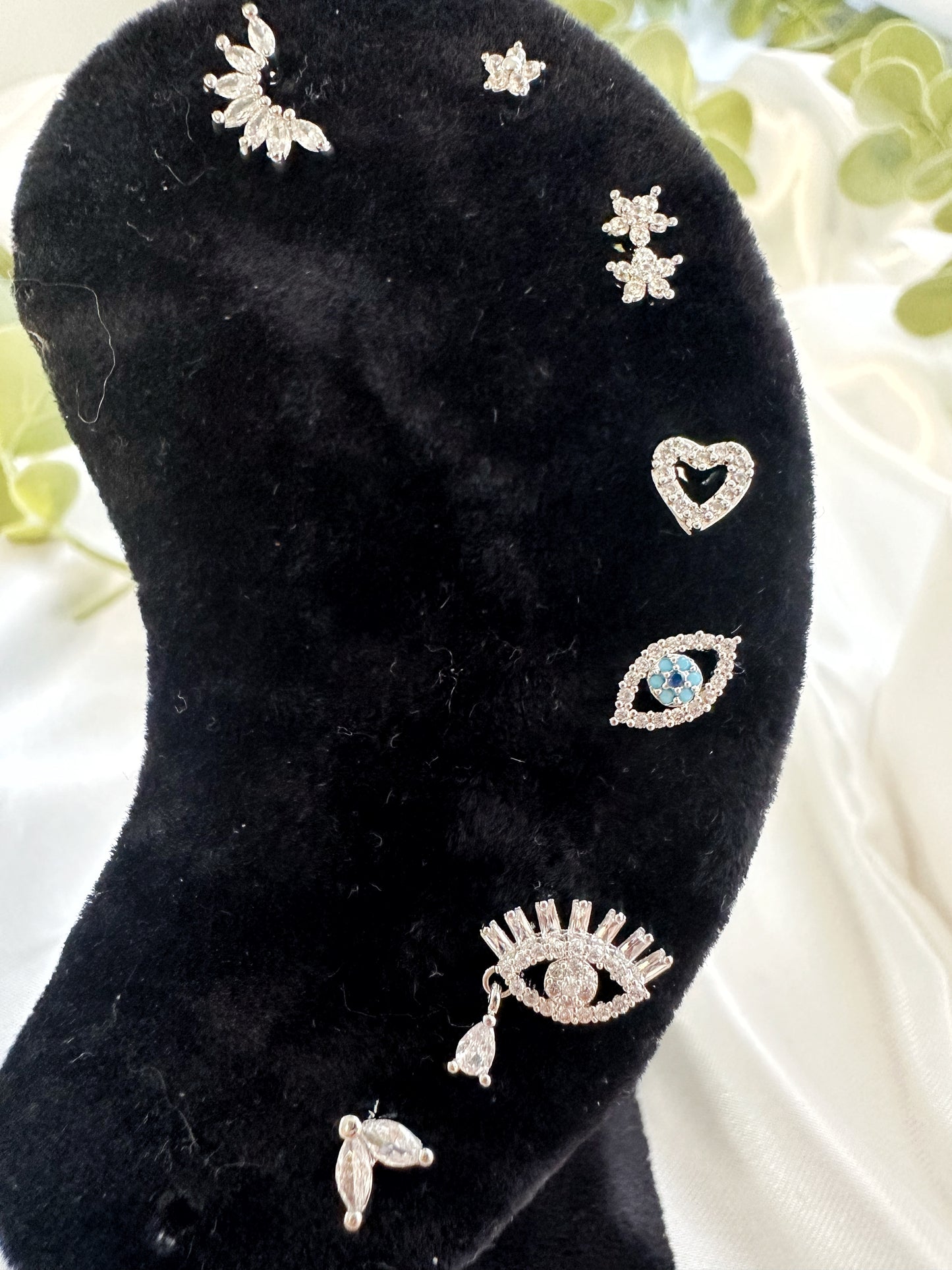 Auge mit Stein Piercing