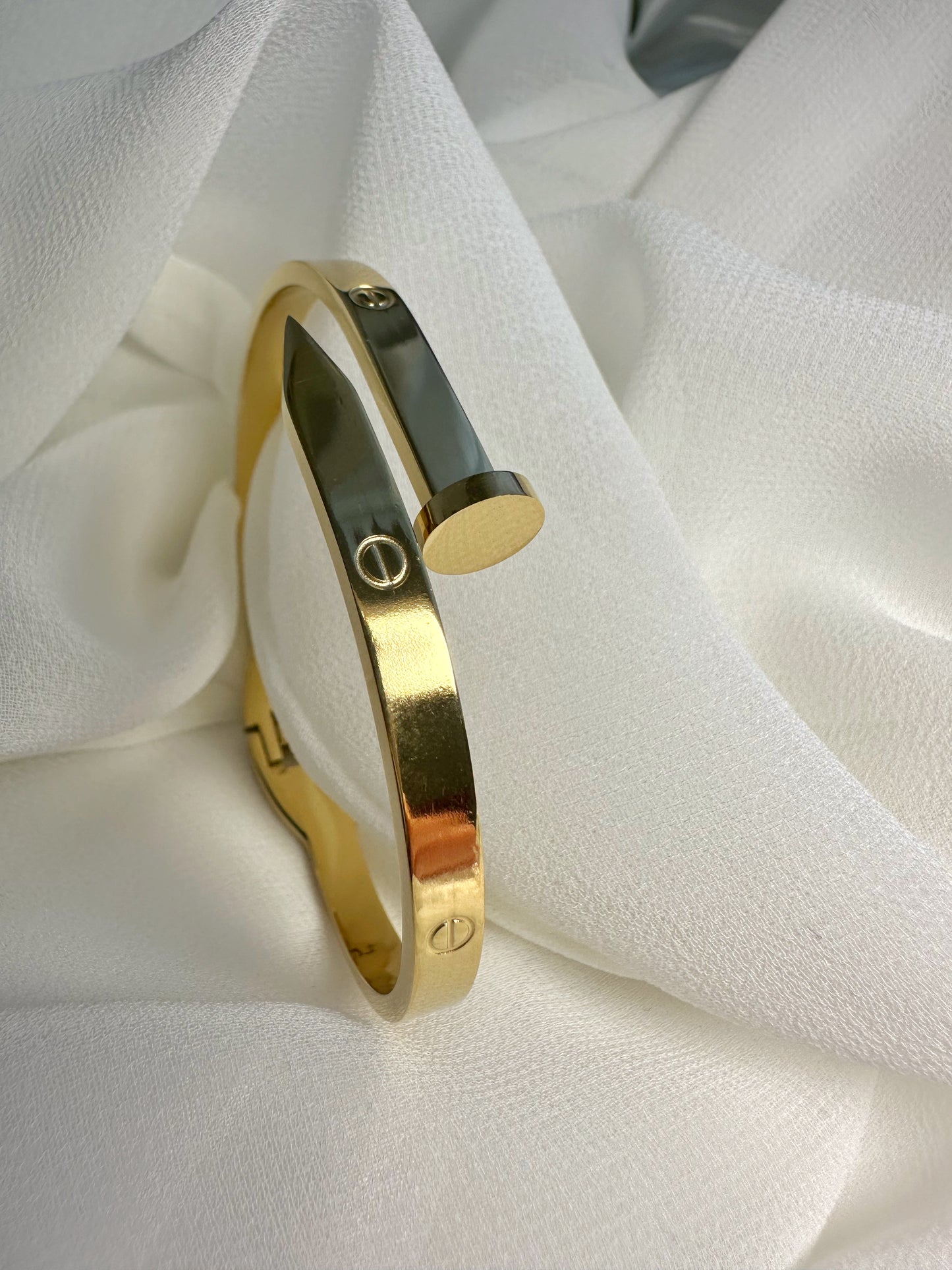 Nail Armband