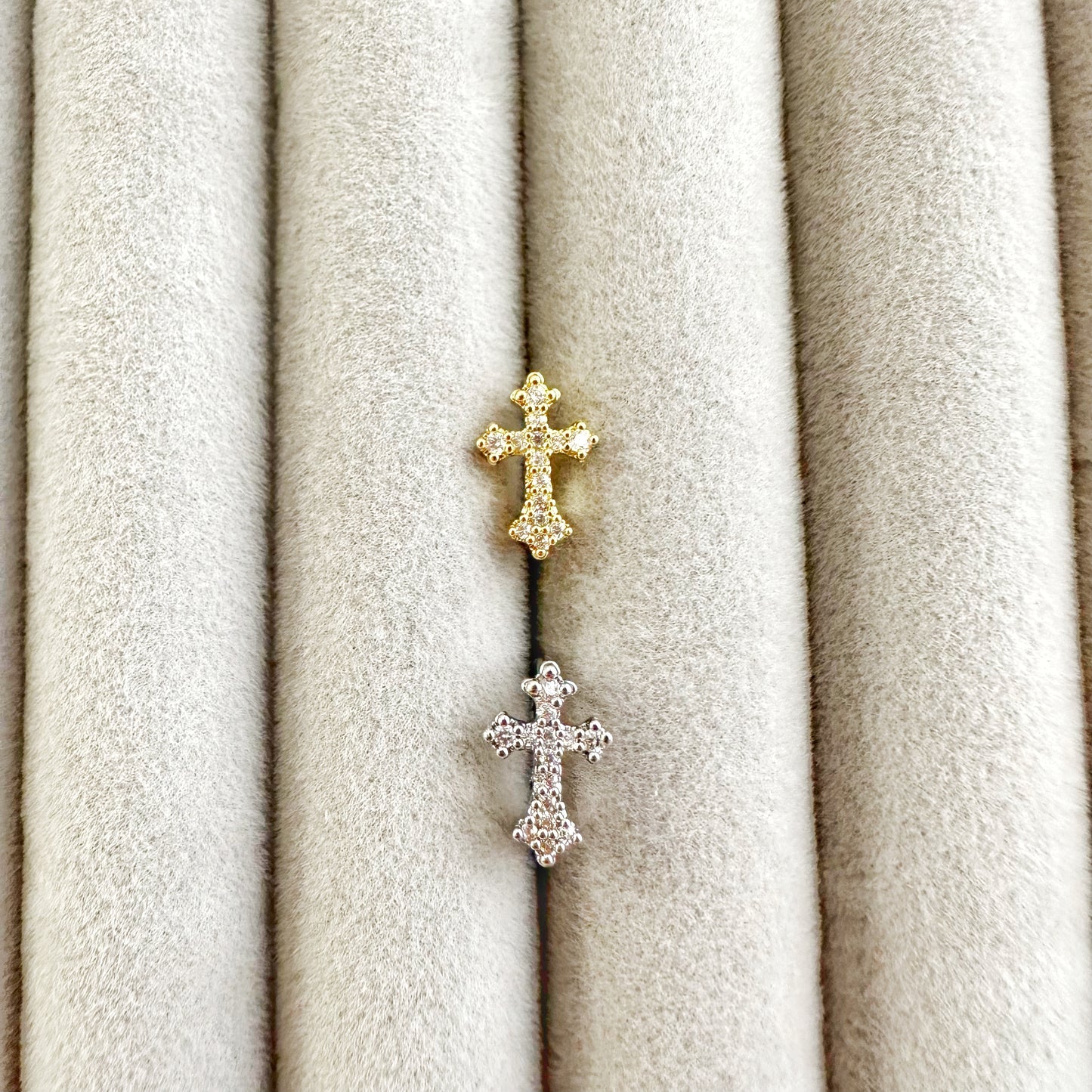 Rundes Kreuz Piercing mit Stein