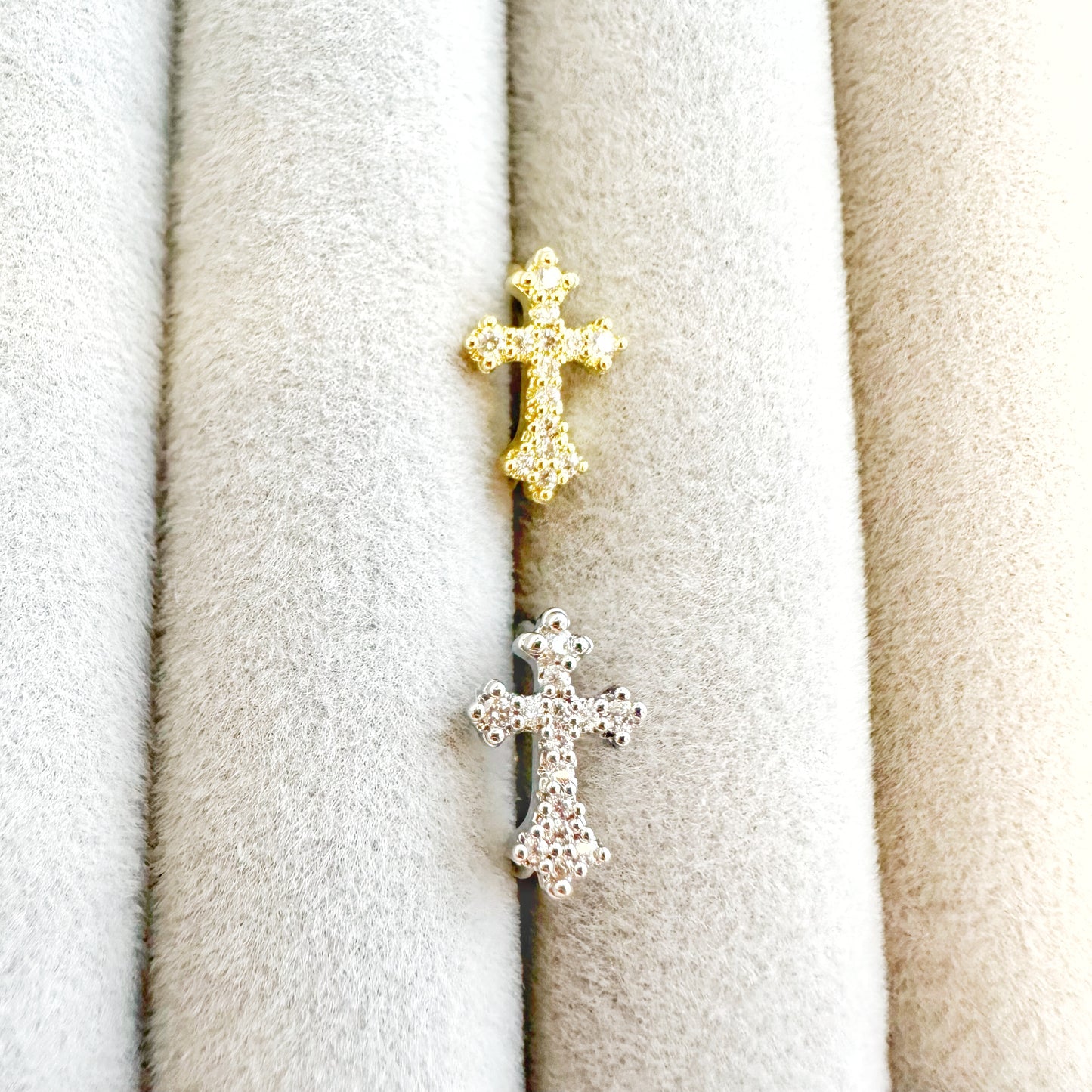 Rundes Kreuz Piercing mit Stein